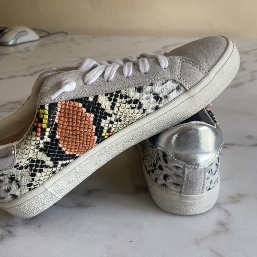 Vintage Havana size 8 NWOT Stylish Snakeskin Pattern Sneakers silver accents